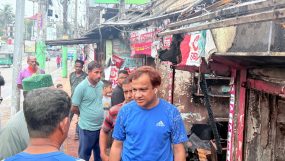 নগরীর চৌকিদেখিতে অগ্নিকাণ্ডে চারটি দোকান ভস্মীভূত, পরিদর্শনে কয়েস লোদী