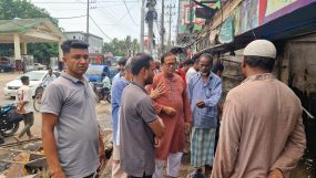 নগরীর চৌকিদেখি অগ্নিকাণ্ড পরিদর্শন করলেন বিএনপি নেতা ইমদাদ হোসেন চৌধুরী