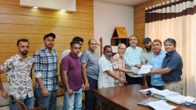 সওজ নির্বাহী প্রকৌশলী বরাবরে লন্ডনী রোড এলাকাবাসীর স্মারকলিপি প্রদান