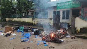 সিলেটে আওয়ামী লীগের নেতাকর্মীদের বাসা বাড়িতে হামলা,ভাংচুর, থানায় অগ্নিসংযোগ,আহত ৩