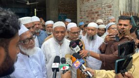 শেখঘাট মসজিদে জুমার নামাজ আদায় করে সিলেটবাসীর দোয়া চাইলেন আরিফুল হক চৌধুরী