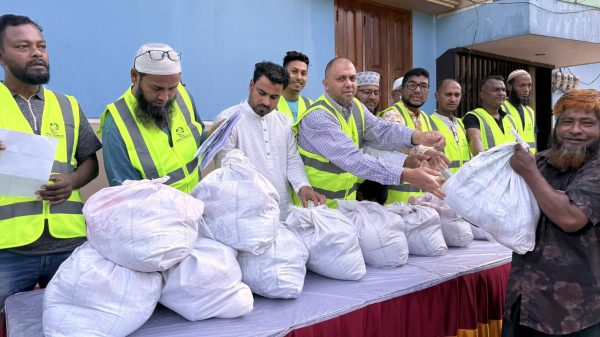 সিলেটে পরিবহন শ্রমিকদের খাদ্য সামগ্রী উপহার দিল নিরাপদ সড়ক চাই (নিসচা)